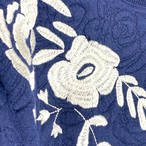 Women's Urban Mood Sweatshirt Sz Small Quilted with Embroidered Flowers - Picture 2 of 5
